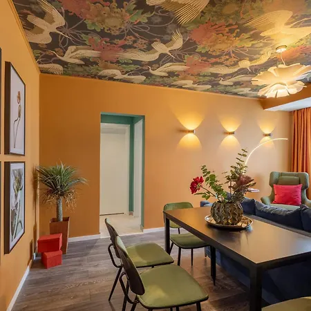 Holt - Lucky Cranes * Bukarest